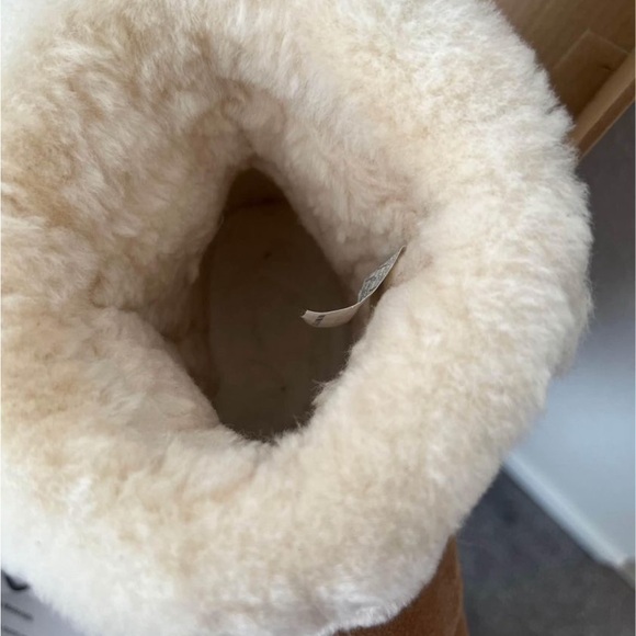 Brand new UGG Gorgeous Chillapeak genuine shearling Trimmed boot - Picture 6 of 9